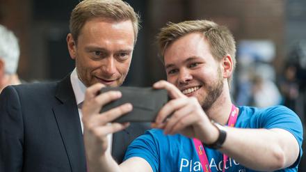 Der FDP-Bundesvorsitzende Christian Lindner lässt sich am Rande des Bundesparteitags der Freien Demokratischen Partei (FDP) in Berlin fotografieren.
