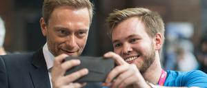 Der FDP-Bundesvorsitzende Christian Lindner lässt sich am Rande des Bundesparteitags der Freien Demokratischen Partei (FDP) in Berlin fotografieren.