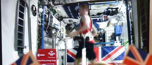 Gut 400 Kilometer über der Erdoberfläche rennt Tim Peake in der ISS auf einem Laufband.