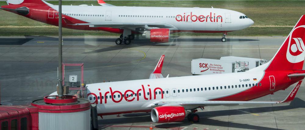 Zwei Flugzeuge der Fluggesellschaft Air Berlin auf dem Rollfeld des Flughafens Berlin-Tegel.