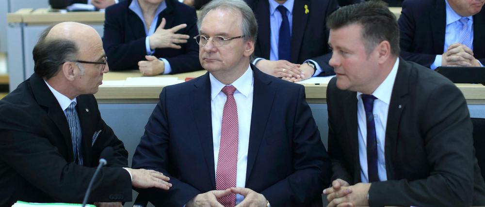 Im ersten Anlauf gescheitert: Ministerpräsident Reiner Haseloff (CDU, Mitte) berät sich nach dem Scheitern im ersten Wahlgang mit Parteifreunden.
