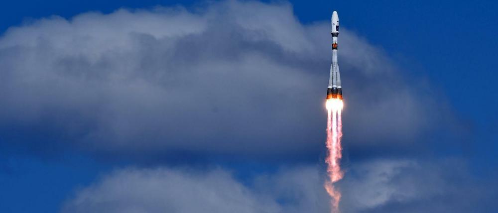 Mit einem Tag Verspätung: Russland hat die erste Rakete vom neuen Weltraumbahnhof Wostotschny gestartet. 
