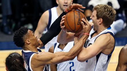 Erbittertes Spiel: Dirk Nowitzki im Kampf um den Ball mit Russell Westbrook von den Oklahoma City Thunder. 