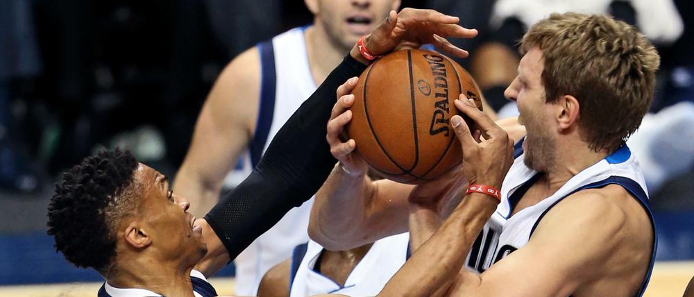 Erbittertes Spiel: Dirk Nowitzki im Kampf um den Ball mit Russell Westbrook von den Oklahoma City Thunder. 