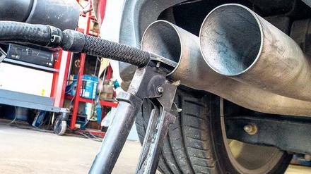 Der Abgas-Skandal belastet VW schwer: Der Autokonzern muss hohe Rückstellungen bilden, die Aktionäre schreckt das aber nicht wirklich. 