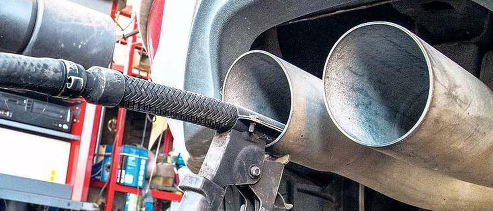 Der Abgas-Skandal belastet VW schwer: Der Autokonzern muss hohe Rückstellungen bilden, die Aktionäre schreckt das aber nicht wirklich. 