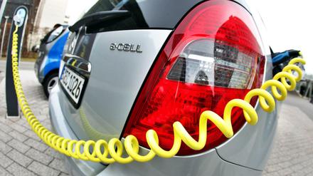 Elektroauto von Mercedes wird mit einem Stromkabel an einer Ladesäule mit Ökostrom geladen.