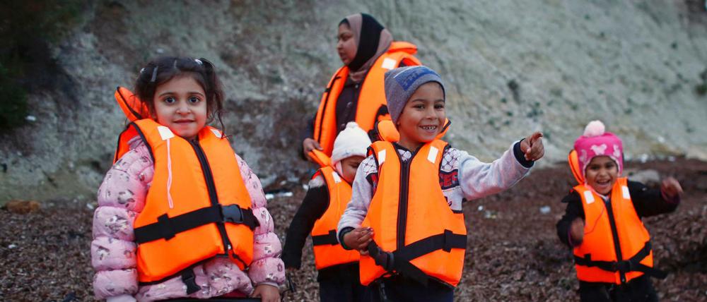 Diese Flüchtlingsfamilie wartete Anfang April auf der türkischen Seite bei Dikili auf die gefährliche Überfahrt auf die griechische Insel Lesbos. Zuletzt nehmen immer weniger Flüchtlinge diesen Weg auf sich.