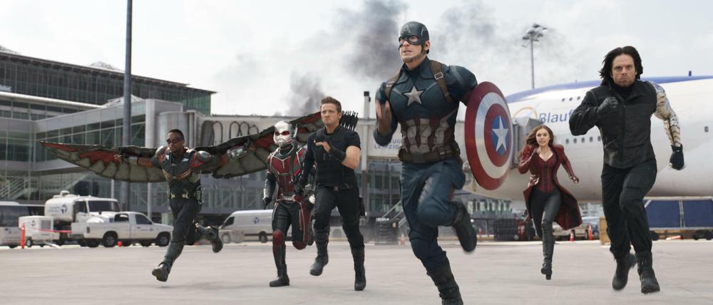 Falcon (Anthony Mackie), Ant-Man (Paul Rudd), Hawkeye (Jeremy Renner), Captain America (Chris Evans), Scarlet Witch (Elizabeth Olsen) und der Winter Soldier (Sebastian Stan).