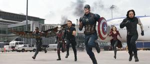 Falcon (Anthony Mackie), Ant-Man (Paul Rudd), Hawkeye (Jeremy Renner), Captain America (Chris Evans), Scarlet Witch (Elizabeth Olsen) und der Winter Soldier (Sebastian Stan).