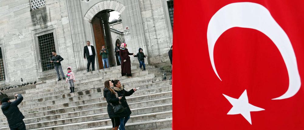 Besucher fotografieren vor einer Moschee in Istanbul. 