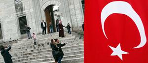 Besucher fotografieren vor einer Moschee in Istanbul. 