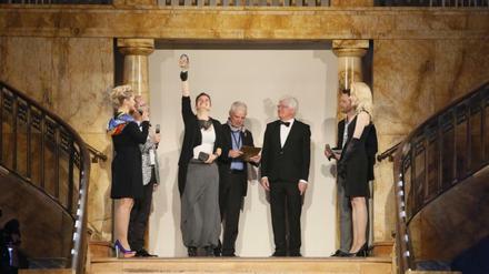 Preisverleihung des "Euro Fashion Award" in Görlitz, Siegerin Anastasia Lotikova aus Weißrussland. Dritter von rechts: Kaufhaus-Investor Winfried Stöcker