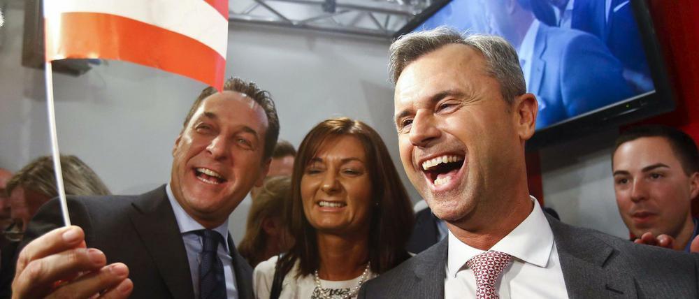 FPÖ-Präsidentschaftskandidat Norbert Hofer (r.) und FPÖ-Parteichef Heinz-Christian Strache (l.) feiern ihren Erfolg im ersten Wahlgang. 