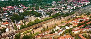 Blick auf das Pankower Tor und das Altbauviertel entlang der Granitzstraße (Vordergrund). 