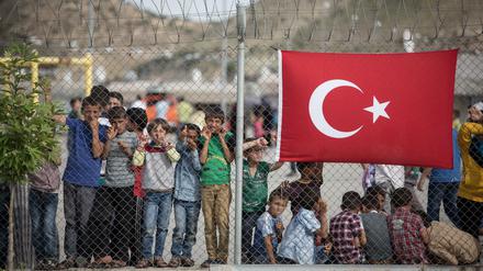 In vielen der Behelfsschulen für die Flüchtlinge seien islamistische Verbände aktiv, so türkische Regierungskritiker.