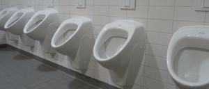 Wer die Pissoirs in den neuen Modulbauten benutzen will, muss sich in die Knie zwingen.
