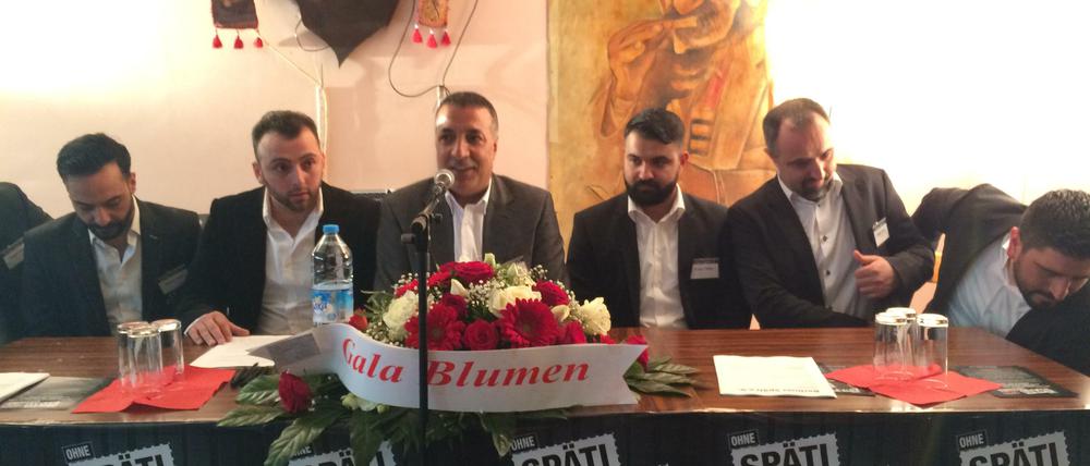 Ohne Späti kein Berlin: Alper Baba stellt den neuen Späti-Verein mit seinen sechs Mitgründern vor.