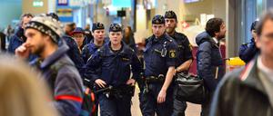 Die Sicherheitskräfte - hier Polizisten Mitte März am Flughafen Arlanda in Stockholm - sollen in erhöhter Alarmbereitschaft sein.
