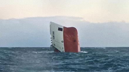 Bevor die Cemfjord im Meer versank, ragte der Bug des 83 Meter langen Schiffes steil in die Höhe. 