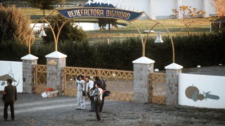 Das Haupttor der Colonia Dignidad in Chile auf einer Aufnahme von 1988. 