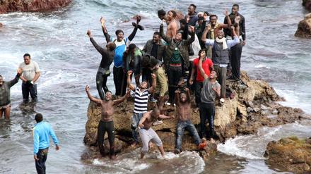 Diese Flüchtlinge sind bereits auf spanischen Gebiet. Ihr weiteres Schicksal ist allerdings unklar.