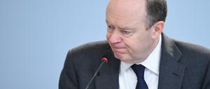 Der Co-Vorstandsvorsitzende der Deutschen Bank, John Cryan, schaut etwas bedröppelt bei der Vorlage der Bilanz 2015 im vergangenen Januar.