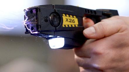 Wenn es nach der CDU geht, tragen Streifenpolizisten bald Taser.