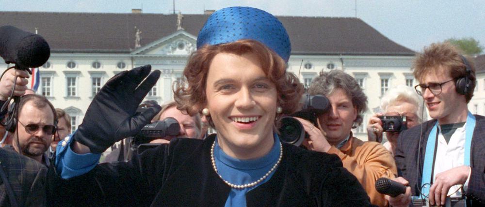 Mit Perlenkette. Verkleidet als Königin Beatrix der Niederlande posiert Hape Kerkeling am 25. April1991 vor Schloss Bellevue.