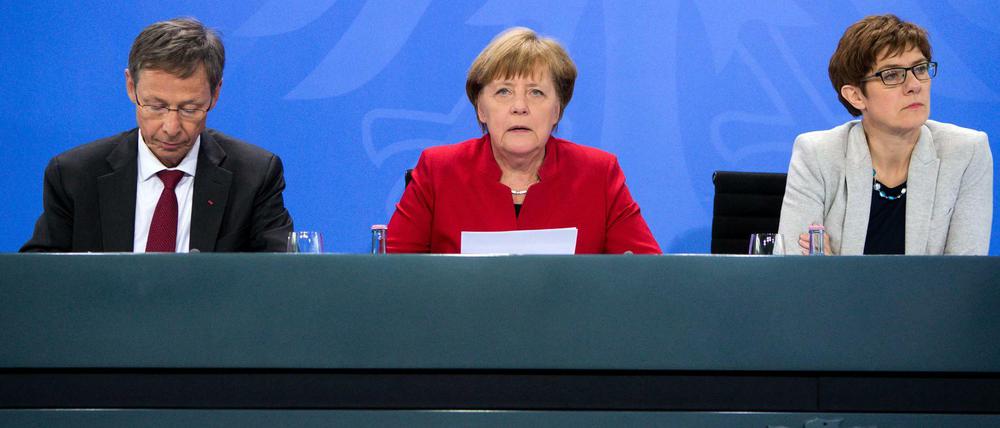 Bundeskanzlerin Angela Merkel, Bremens Bürgermeister Carsten Sieling, die saarländische Ministerpräsidentin Annegret Kramp-Karrenbauer.