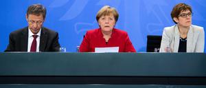 Bundeskanzlerin Angela Merkel, Bremens Bürgermeister Carsten Sieling, die saarländische Ministerpräsidentin Annegret Kramp-Karrenbauer.