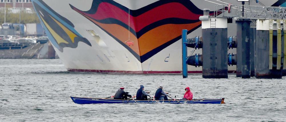 Die "Aidaluna" am Montag in Kiel. Auf einem Schiff der Aida-Kette soll ein Krankenpfleger als Schiffsarzt praktiziert haben.  