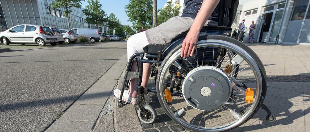Menschen mit Behinderung klagen oft über fehlende Selbstständigkeit.