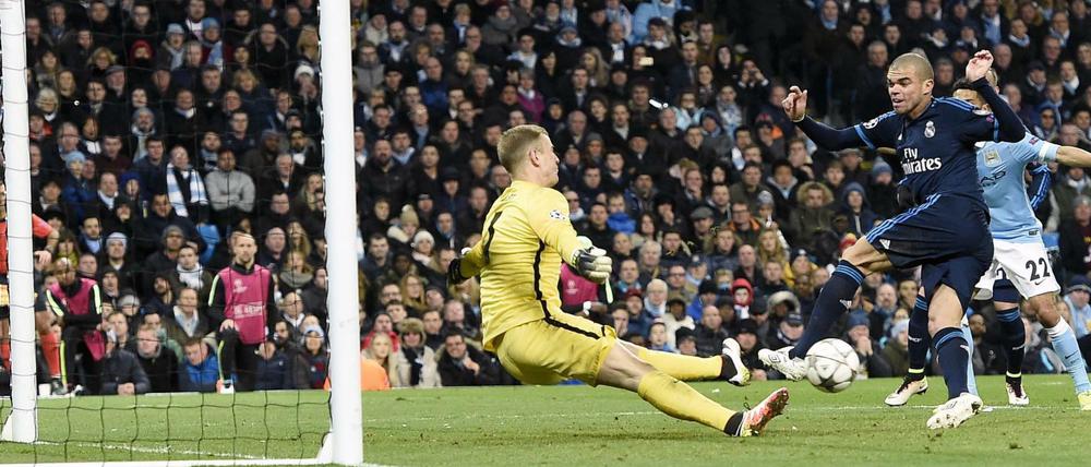 Die größte Chance des Spiels hatte Reals Innenverteidiger Pepe nach einer Ecke, der allerdings nur Citys Torwart Joe Hart traf. 