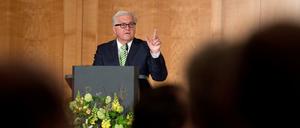 Außenminister Frank-Walter Steinmeier (SPD) wirft Diplomaten Versäumnisse im Umgang mit den Opfern der Colonia Dignidad vor.