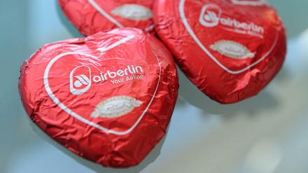Schokoherzen mit Air Berlin Logo - werden seit Jahren ab Bord verteilt.