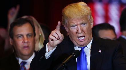 Donald Trump bei seiner Siegesrede in New York. Im Hintergrund: New Jerseys Gouverneur und Ex-Konkurrent Chris Christie.