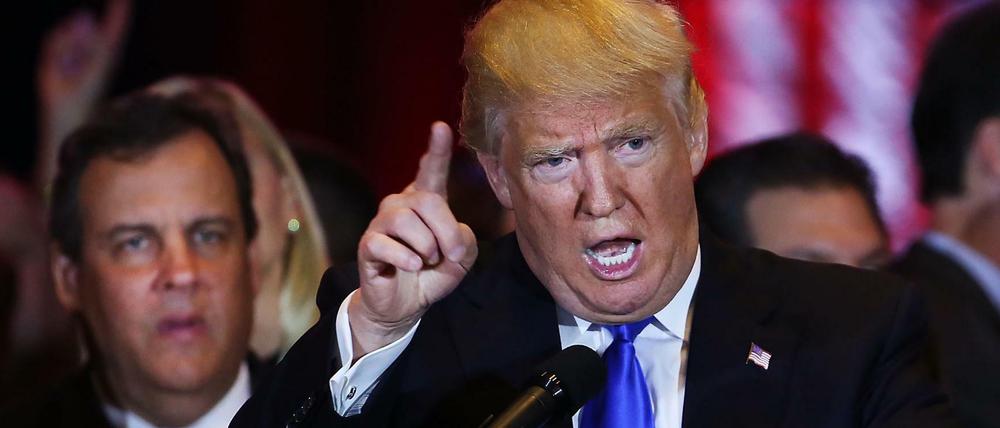 Donald Trump bei seiner Siegesrede in New York. Im Hintergrund: New Jerseys Gouverneur und Ex-Konkurrent Chris Christie.