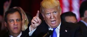 Donald Trump bei seiner Siegesrede in New York. Im Hintergrund: New Jerseys Gouverneur und Ex-Konkurrent Chris Christie.