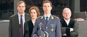 Vier im Gericht. Lars Eidinger, Martina Gedeck, Florian David Fitz und Burghart Klaußner (v.l.n.r.).