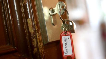 Schlüsselfrage. Wer Ferienwohnungen ohne Genehmigung vermietet, muss in Berlin ab Mai mit Bußgeld rechnen.