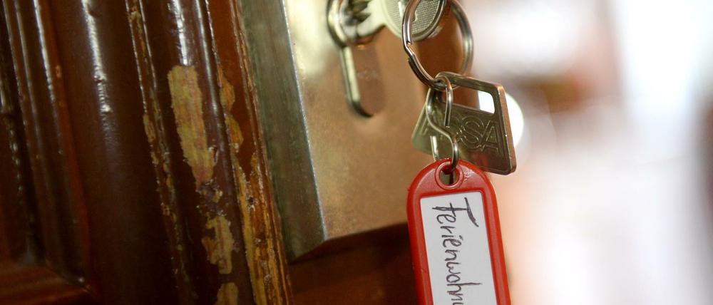 Schlüsselfrage. Wer Ferienwohnungen ohne Genehmigung vermietet, muss in Berlin ab Mai mit Bußgeld rechnen.
