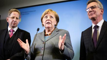 Merkel wurde bei ihrem Besuch auch vom Verfassungsschutzchef Maaßen (l.) Innenmister de Maizière begleitet.