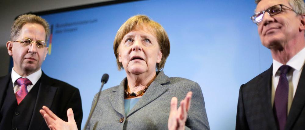 Merkel wurde bei ihrem Besuch auch vom Verfassungsschutzchef Maaßen (l.) Innenmister de Maizière begleitet.