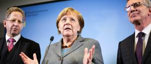 Merkel wurde bei ihrem Besuch auch vom Verfassungsschutzchef Maaßen (l.) Innenmister de Maizière begleitet.