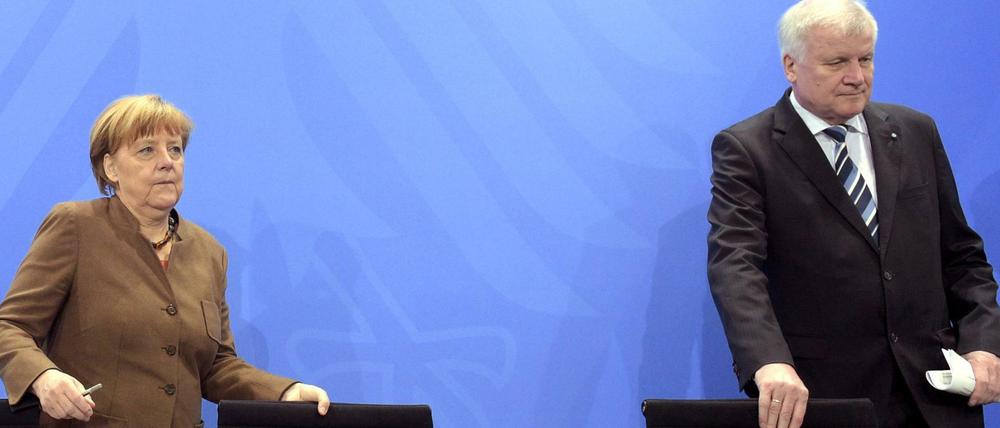 Bundeskanzlerin Angela Merkel (CDU) und der CSU-Vorsitzende Horst Seehofer im Kanzleramt in Berlin.