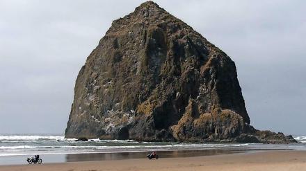 Der Strand ist auch in Oregon nicht überall zum Radfahren geeignet wie hier am Haystack Rock. Aber gleich dahinter verläuft der Westküsten-Highway One.