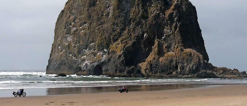 Der Strand ist auch in Oregon nicht überall zum Radfahren geeignet wie hier am Haystack Rock. Aber gleich dahinter verläuft der Westküsten-Highway One.