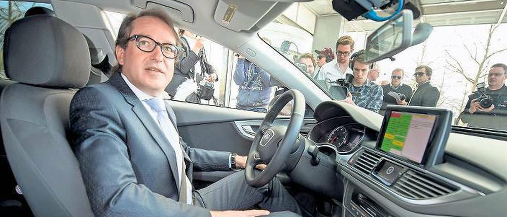 Wohin steuert Dobrindt? In Brüssel heißt es, der Verkehrsminister glaube selbst nicht mehr an die Maut. 