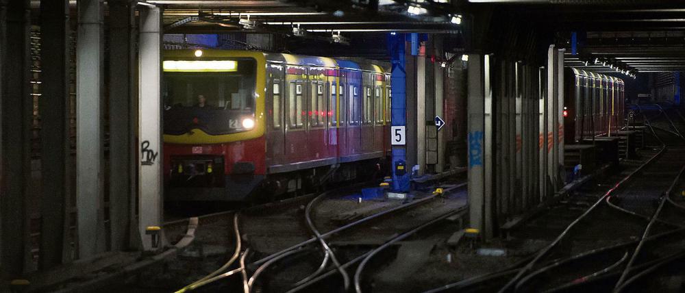 Unterwegs im Gleis. Ein Mann soll in den Nord-Süd-Tunnel der S-Bahn gelaufen sein.